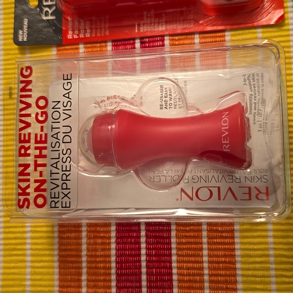 REVLON BRAND SKIN REVIVING ON-THE-GO FACIAL ROLLER AND ROLLER REFILL BUNDLE - Picture 2 of 9